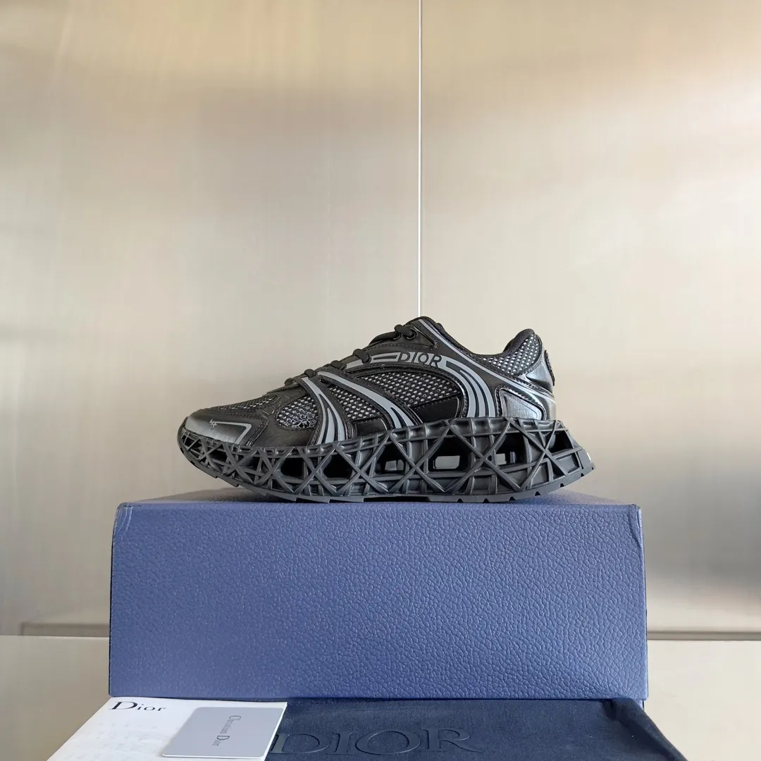 【DIOR】P:800💰 Men's 39-44. (Male 45.46 custom-made) Dior kawa Dior joint 2025ss casual sports shoes‼ ️ Reinterpret running shoes with dior’s haute couture style. b35 is made of fine-textured leather and mesh fabric materials. It can be worn in all seasons, is comfortable and breathable, and has many lines on the shoe body to outline details. It has a full retro three-dimensional feel and can create a casual look all year round!
